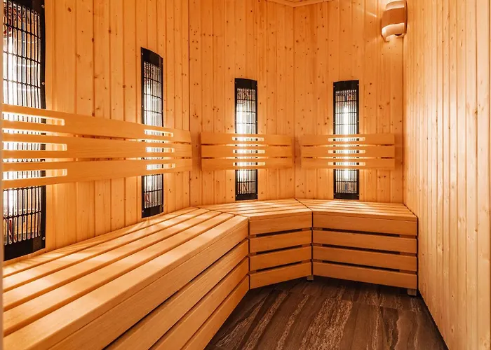 Green Pool Sauna Fitness Parking Free