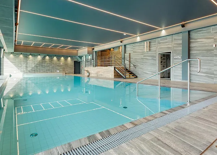 Green Pool Sauna Fitness Parking Free